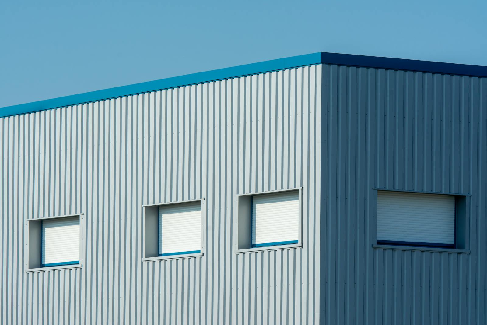 Fachada industrial con panel sándwich aislante